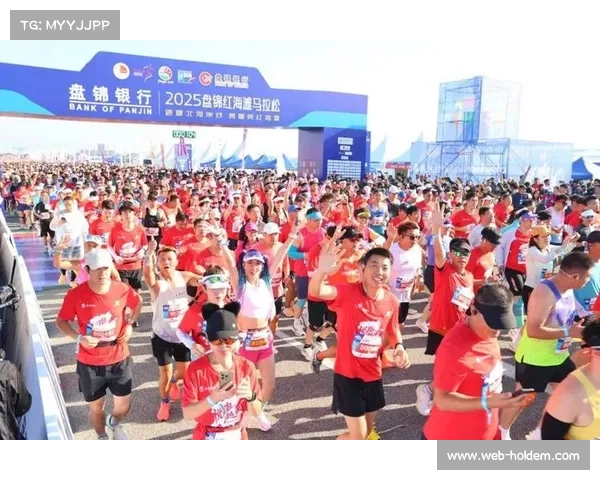 马拉松终点线瞬间：老年跑者相拥落泪，兑现十年之约